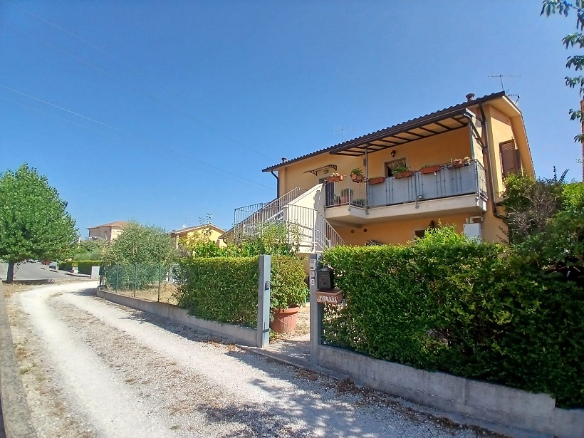 NARNI SCALO: Recente costruzione con giardino e cantina